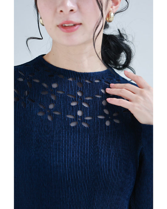 デコルテに広がる花のたっぷりレースロングワンピース