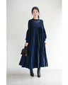 ナイトブルーベロアのミディアムプリーツワンピース（ベルト付き）