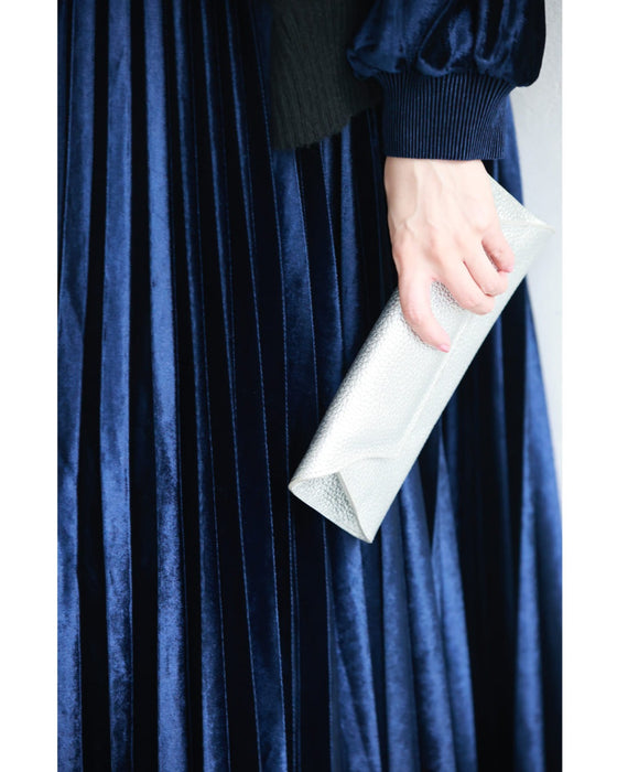 ナイトブルーベロアのミディアムプリーツワンピース（ベルト付き）