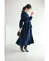 ナイトブルーベロアのミディアムプリーツワンピース（ベルト付き）