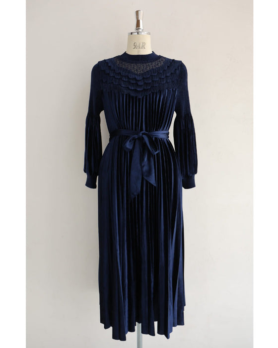 ナイトブルーベロアのミディアムプリーツワンピース（ベルト付き）