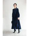 ナイトブルーベロアのミディアムプリーツワンピース（ベルト付き）
