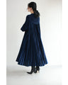 ナイトブルーベロアのミディアムプリーツワンピース（ベルト付き）