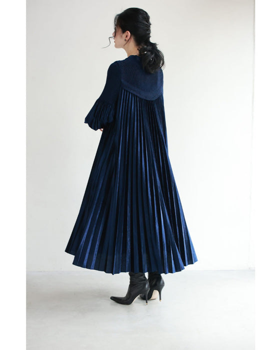 ナイトブルーベロアのミディアムプリーツワンピース（ベルト付き）