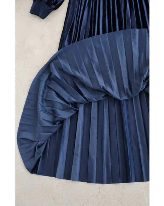ナイトブルーベロアのミディアムプリーツワンピース（ベルト付き）