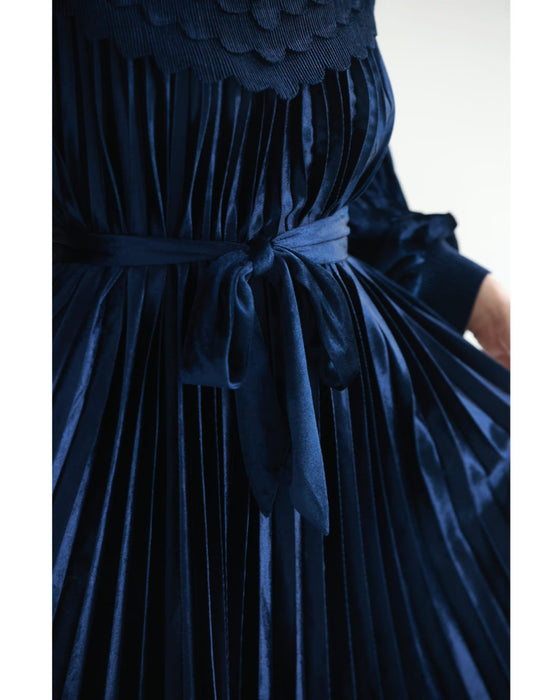 ナイトブルーベロアのミディアムプリーツワンピース（ベルト付き）