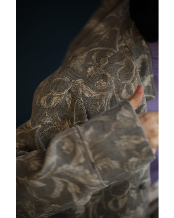 優美な曲線描く花柄ジャガードジャケット