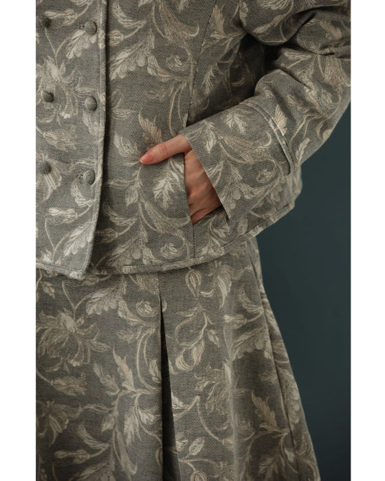 優美な曲線描く花柄ジャガードジャケット