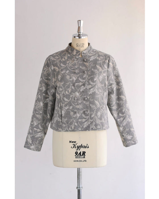 優美な曲線描く花柄ジャガードジャケット