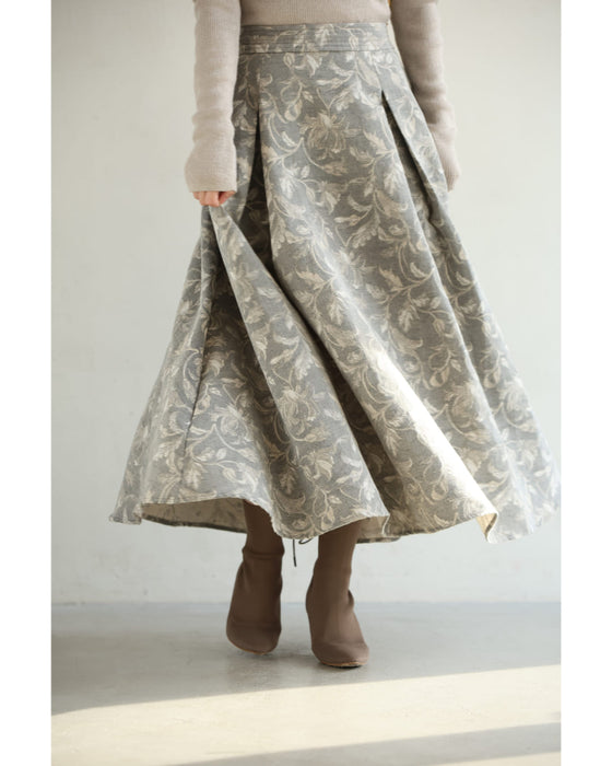 優美な曲線描く花柄ジャガードミディアムスカート