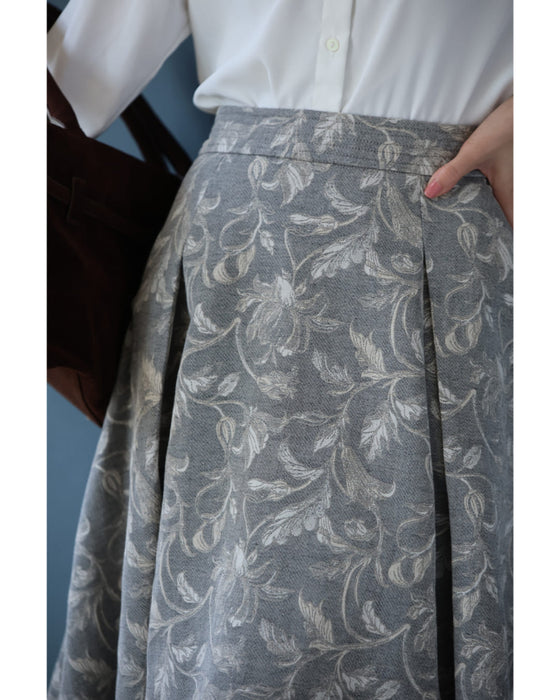 優美な曲線描く花柄ジャガードミディアムスカート