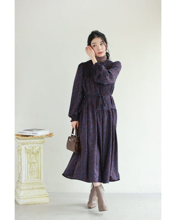 青い花びら舞うようなアート柄ミディアムワンピース(紐ベルト付き)