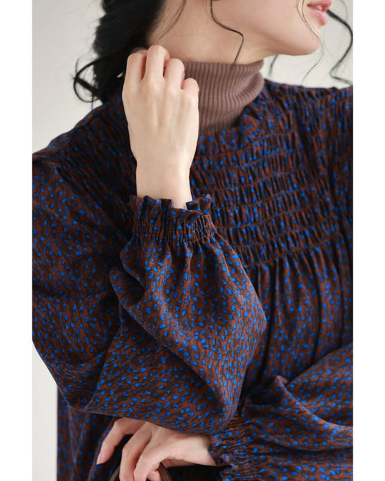 青い花びら舞うようなアート柄ミディアムワンピース(紐ベルト付き)