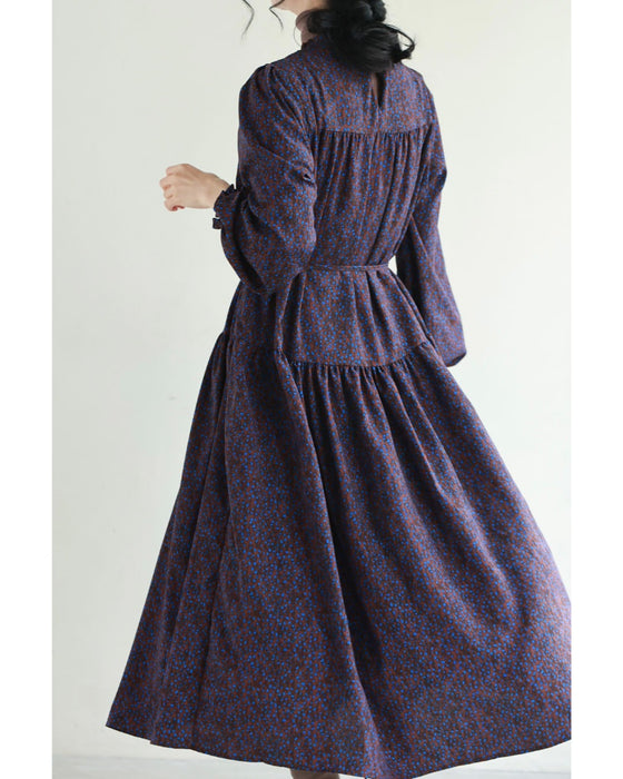 青い花びら舞うようなアート柄ミディアムワンピース(紐ベルト付き)