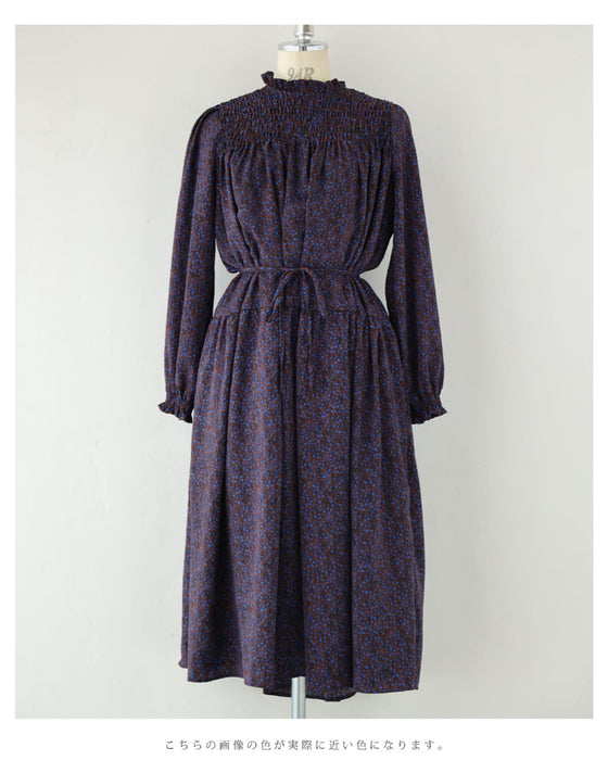 青い花びら舞うようなアート柄ミディアムワンピース(紐ベルト付き)