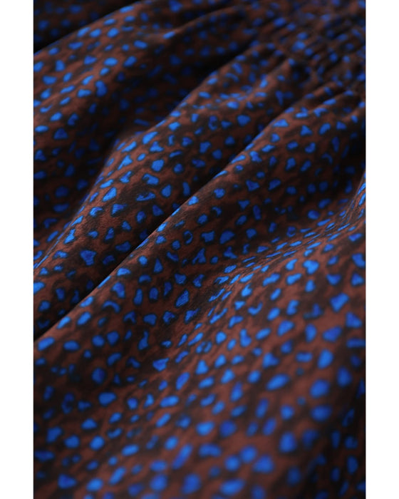 青い花びら舞うようなアート柄ミディアムワンピース(紐ベルト付き)