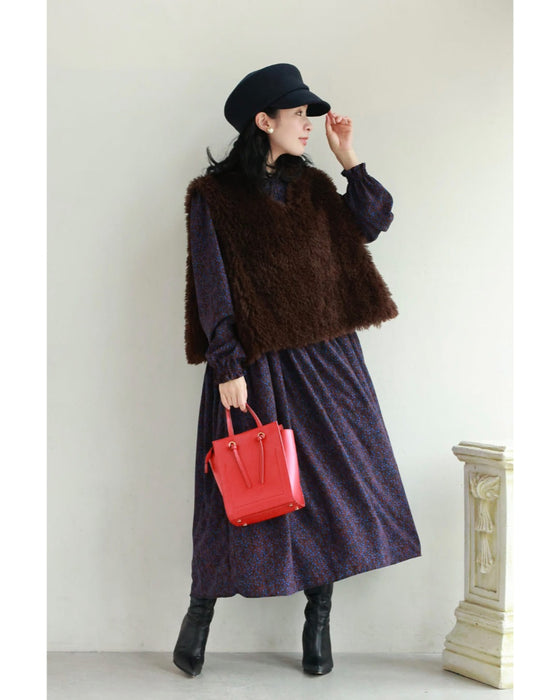 青い花びら舞うようなアート柄ミディアムワンピース(紐ベルト付き)