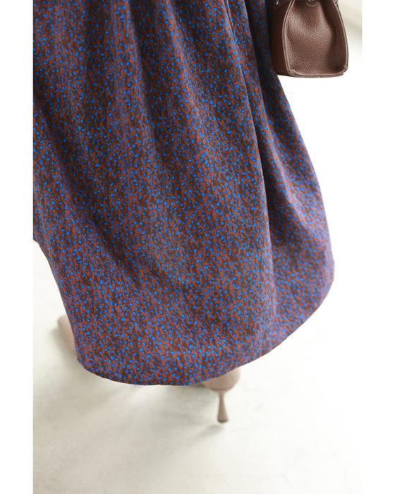 青い花びら舞うようなアート柄ミディアムワンピース(紐ベルト付き)