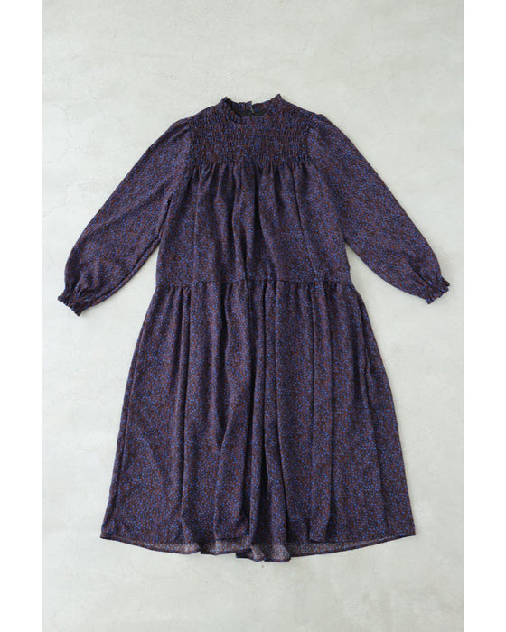 青い花びら舞うようなアート柄ミディアムワンピース(紐ベルト付き)