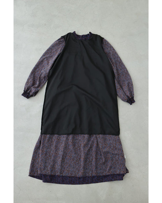 青い花びら舞うようなアート柄ミディアムワンピース(紐ベルト付き)