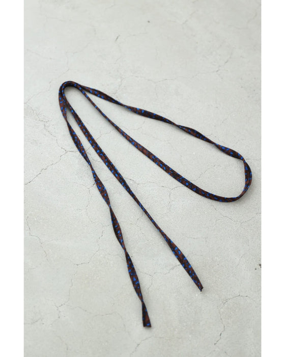 青い花びら舞うようなアート柄ミディアムワンピース(紐ベルト付き)