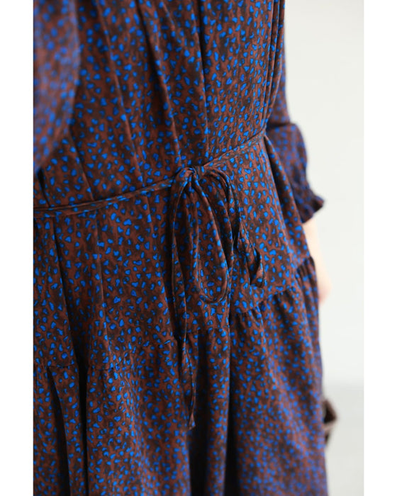 青い花びら舞うようなアート柄ミディアムワンピース(紐ベルト付き)