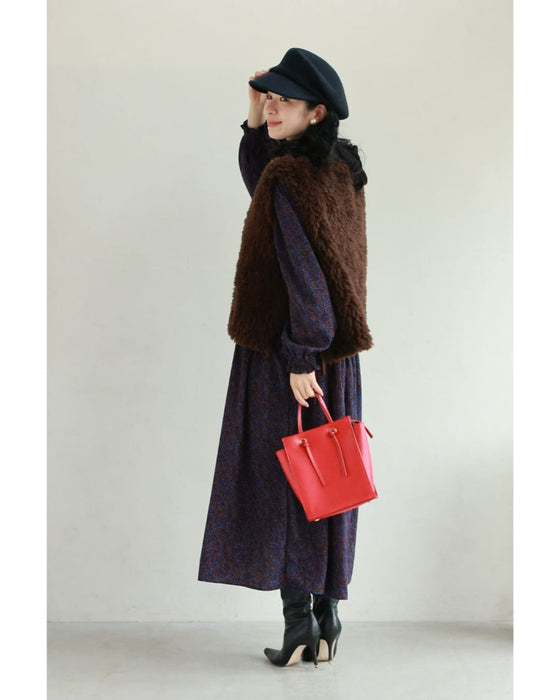 青い花びら舞うようなアート柄ミディアムワンピース(紐ベルト付き)