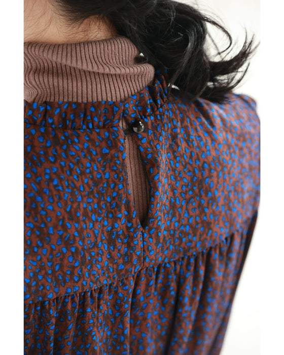 青い花びら舞うようなアート柄ミディアムワンピース(紐ベルト付き)