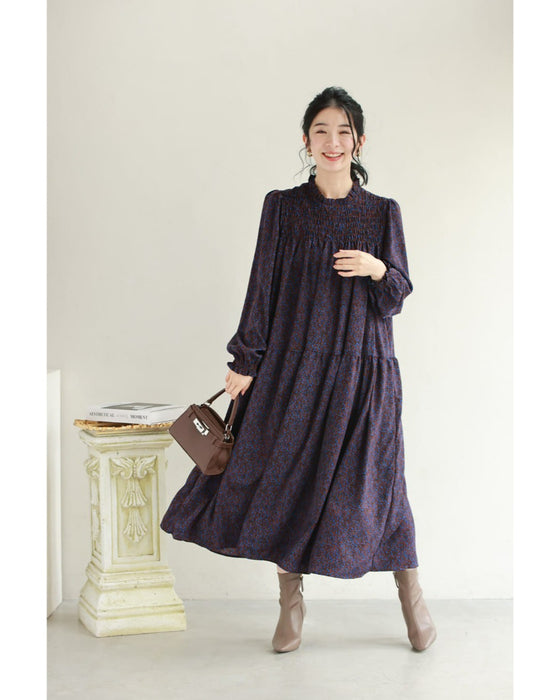 青い花びら舞うようなアート柄ミディアムワンピース(紐ベルト付き)