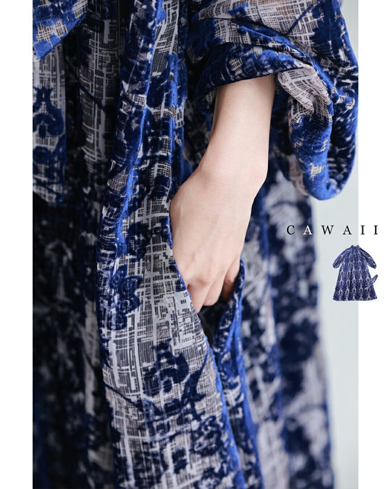 エレガントなフロッキー加工の柄浮かぶネックタイロングワンピース(ベルト付き)