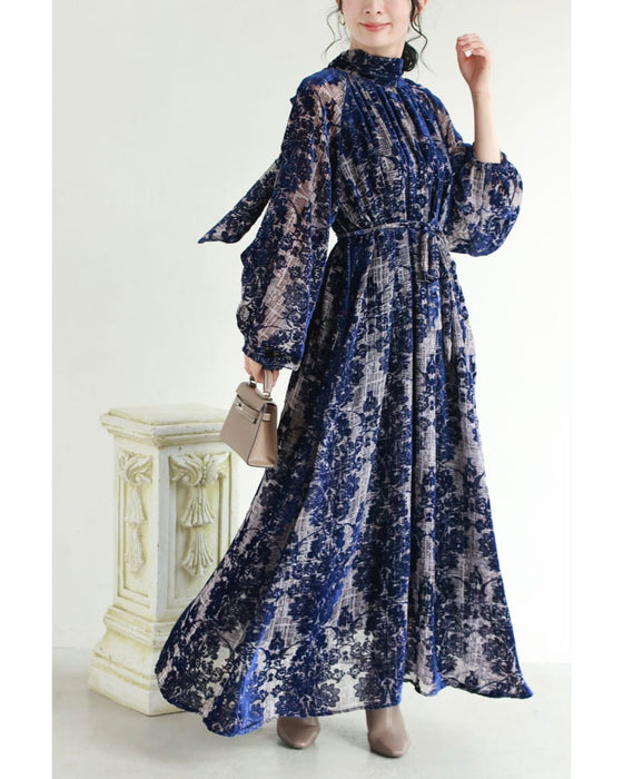 エレガントなフロッキー加工の柄浮かぶネックタイロングワンピース(ベルト付き)