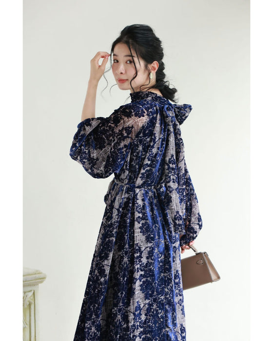 エレガントなフロッキー加工の柄浮かぶネックタイロングワンピース(ベルト付き)