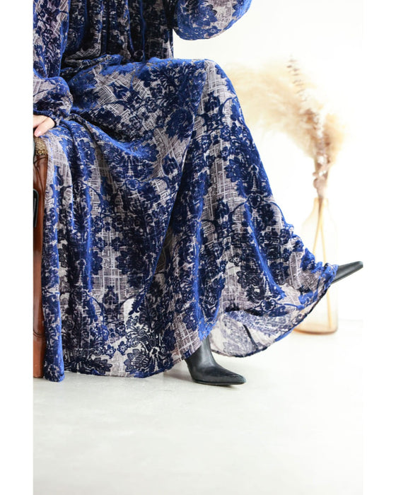 エレガントなフロッキー加工の柄浮かぶネックタイロングワンピース(ベルト付き)