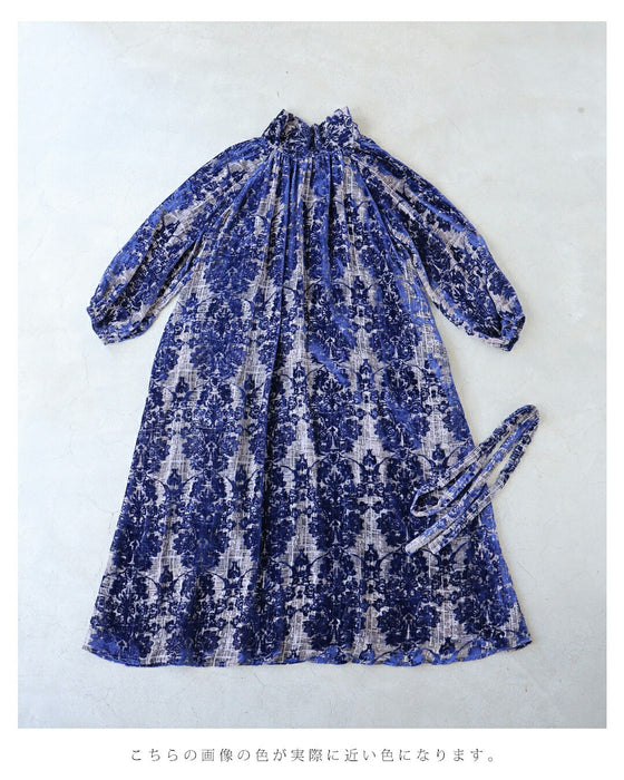 エレガントなフロッキー加工の柄浮かぶネックタイロングワンピース(ベルト付き)