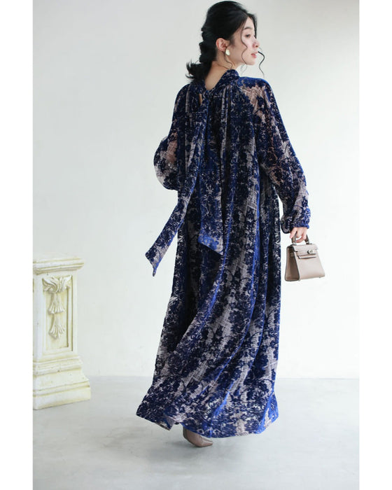 エレガントなフロッキー加工の柄浮かぶネックタイロングワンピース(ベルト付き)