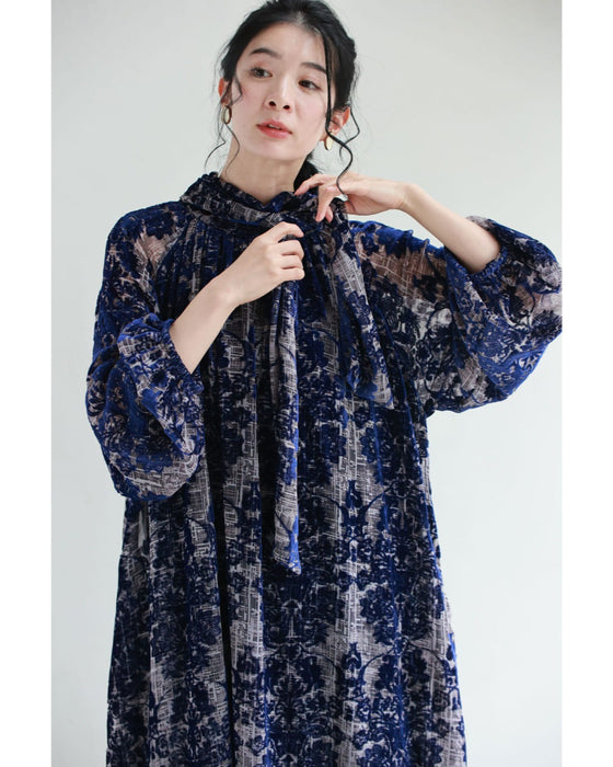 エレガントなフロッキー加工の柄浮かぶネックタイロングワンピース(ベルト付き)