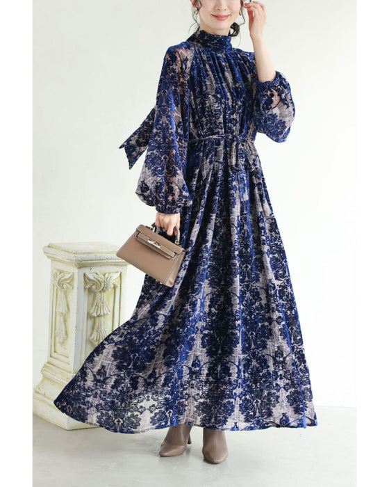 エレガントなフロッキー加工の柄浮かぶネックタイロングワンピース(ベルト付き)