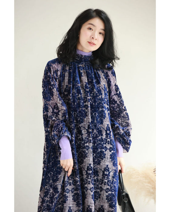 エレガントなフロッキー加工の柄浮かぶネックタイロングワンピース(ベルト付き)