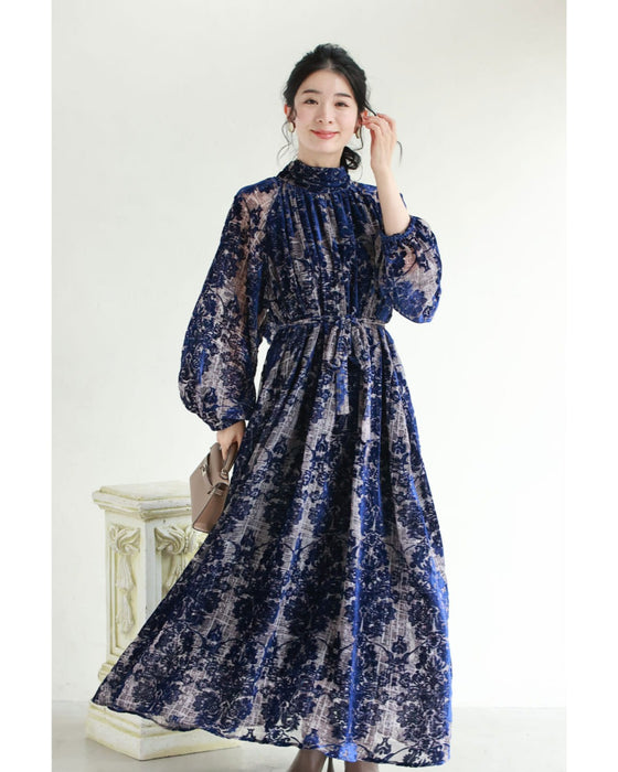 エレガントなフロッキー加工の柄浮かぶネックタイロングワンピース(ベルト付き)