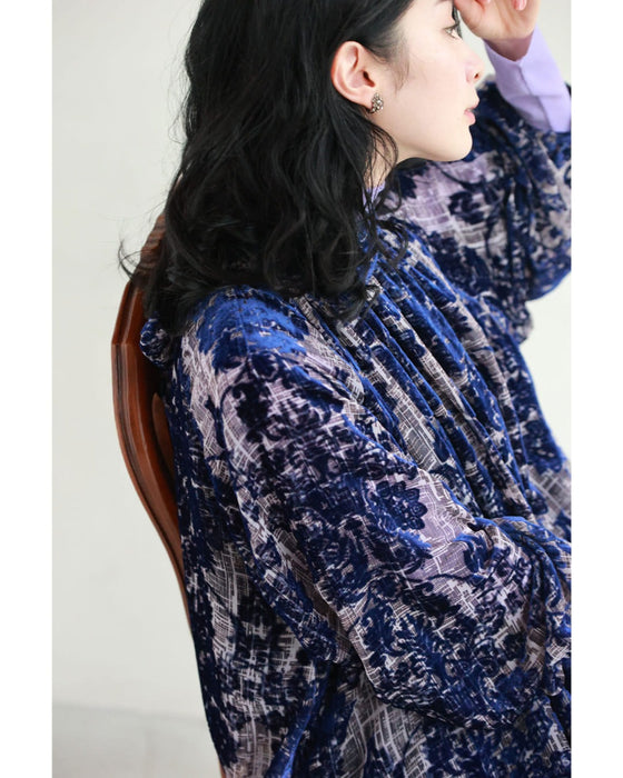 エレガントなフロッキー加工の柄浮かぶネックタイロングワンピース(ベルト付き)