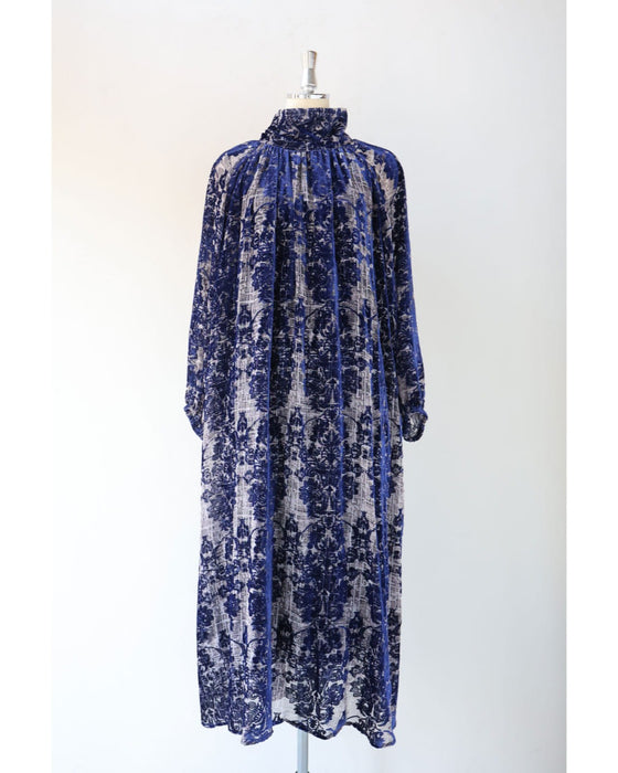 エレガントなフロッキー加工の柄浮かぶネックタイロングワンピース(ベルト付き)