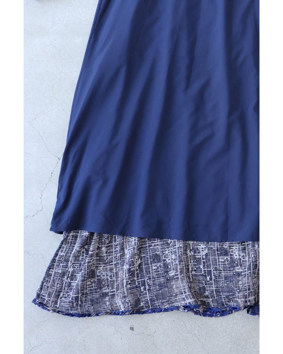 エレガントなフロッキー加工の柄浮かぶネックタイロングワンピース(ベルト付き)