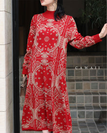  気分高まるオーナメント柄ニットミディアムワンピース