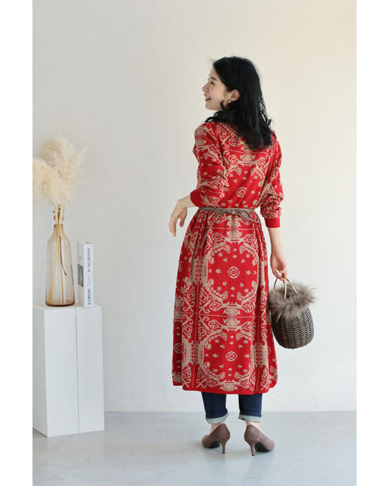 気分高まるオーナメント柄ニットミディアムワンピース