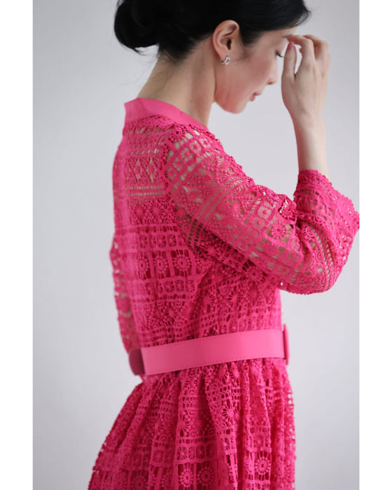 フラワーガーランドの総レースミディアムワンピース（ベルト付き）