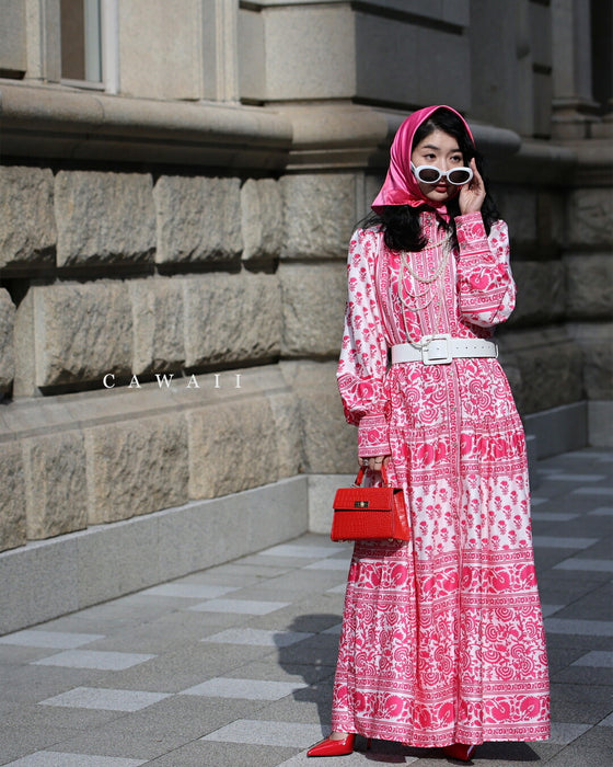 鮮やかなピンクが広がるスカーフ柄ロングワンピース（紐リボン付き）