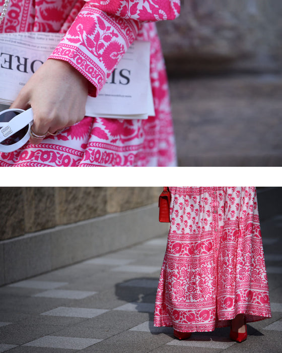 鮮やかなピンクが広がるスカーフ柄ロングワンピース（紐リボン付き）