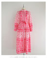 鮮やかなピンクが広がるスカーフ柄ロングワンピース（紐リボン付き）