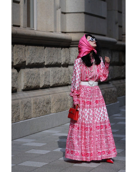 鮮やかなピンクが広がるスカーフ柄ロングワンピース（紐リボン付き）