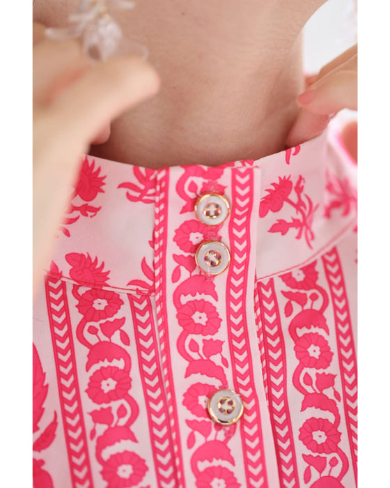 鮮やかなピンクが広がるスカーフ柄ロングワンピース（紐リボン付き）